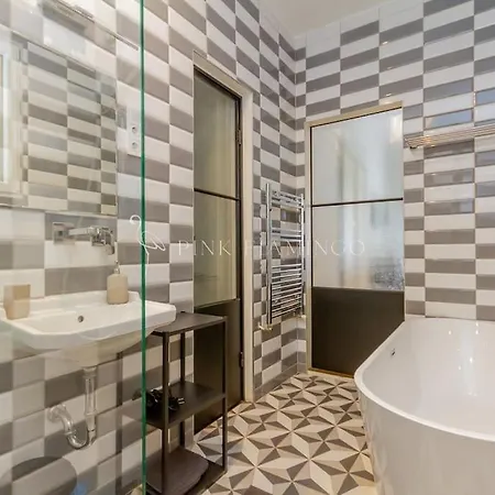 Pink Flamingo : Central Base Apartment *