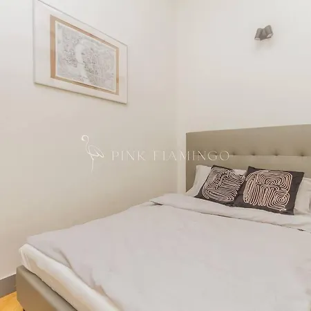 Pink Flamingo : Central Base Apartment