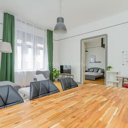 Pink Flamingo : Central Base Apartment *